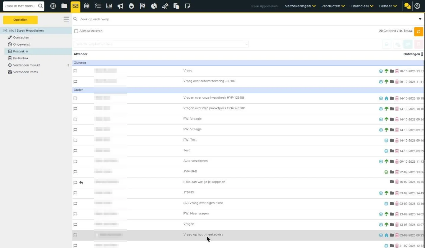 De e-mailmodule (e-mailicoon bovenin): mailboxen en mappen links, berichten rechts
